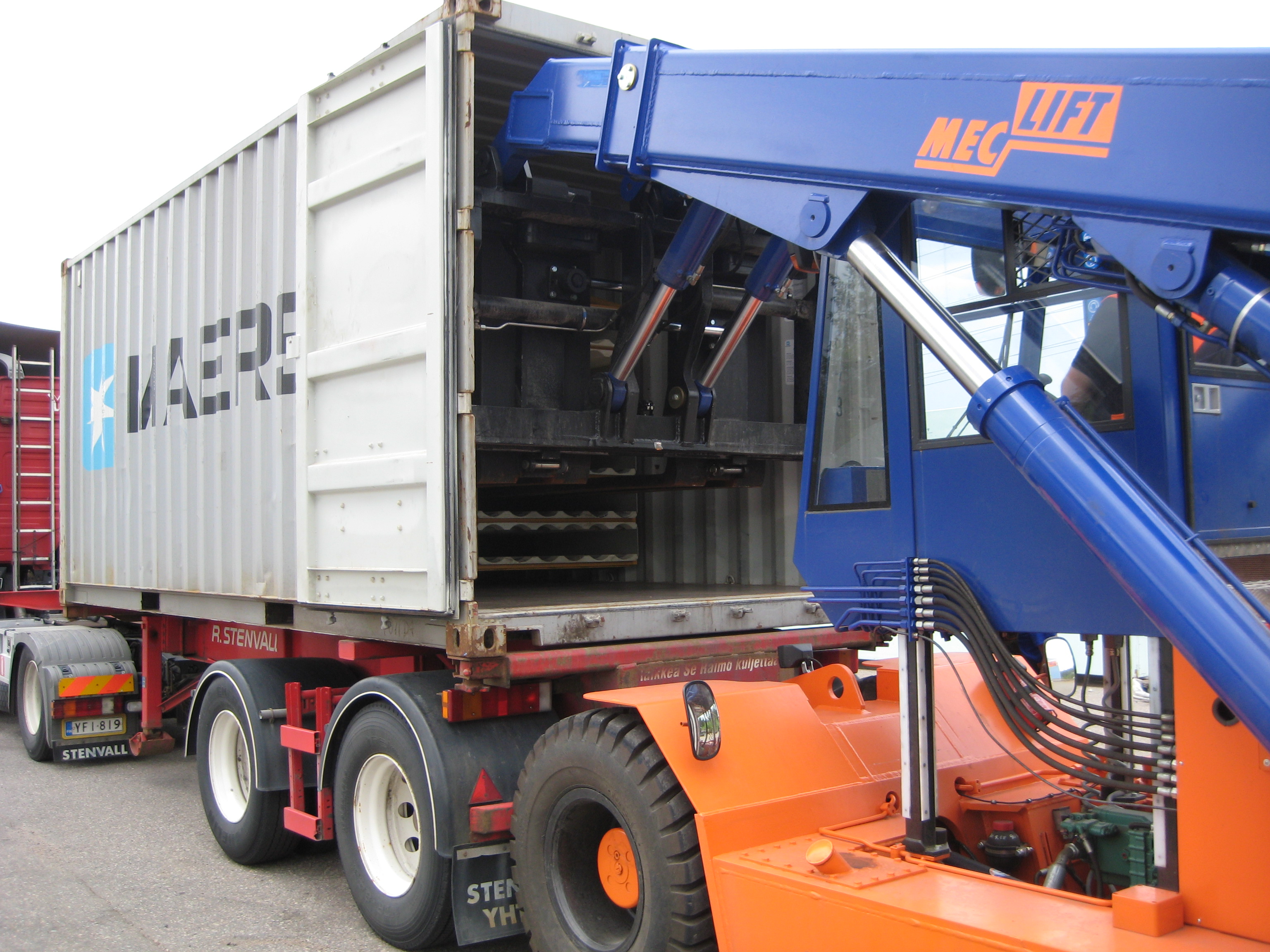 ML1612R is loading a container on the trailer